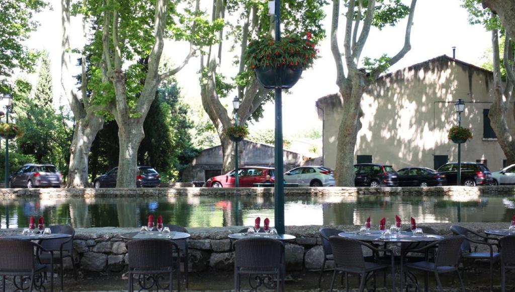 Logis Hotel De L'Etang Cucuron Exterior photo