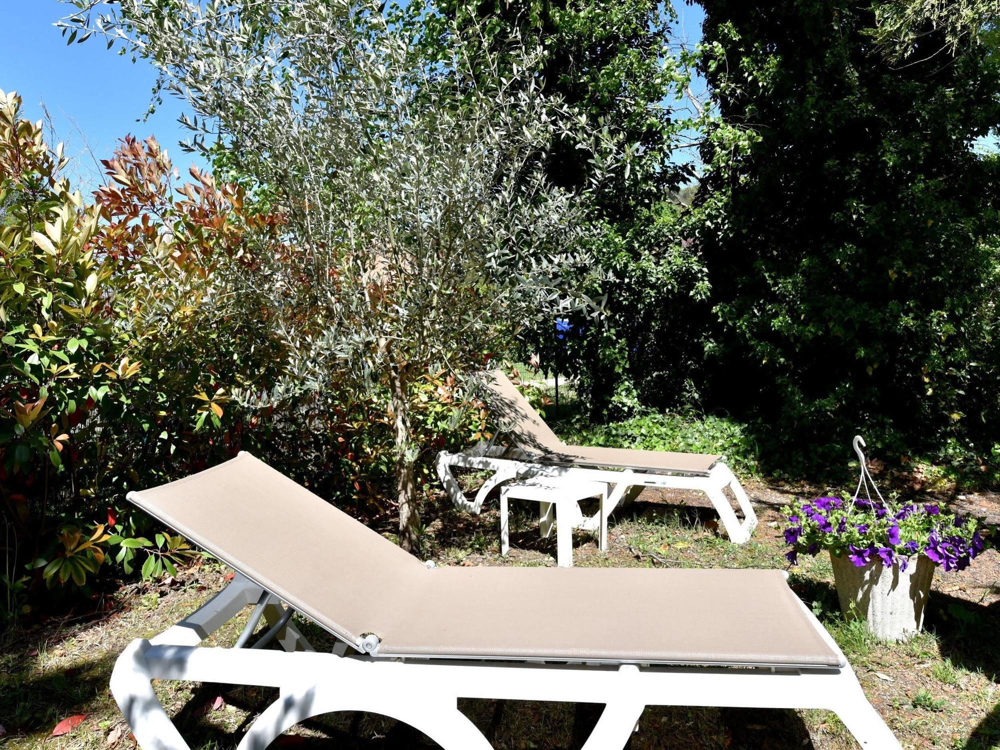 Logis Hotel De L'Etang Cucuron Exterior photo