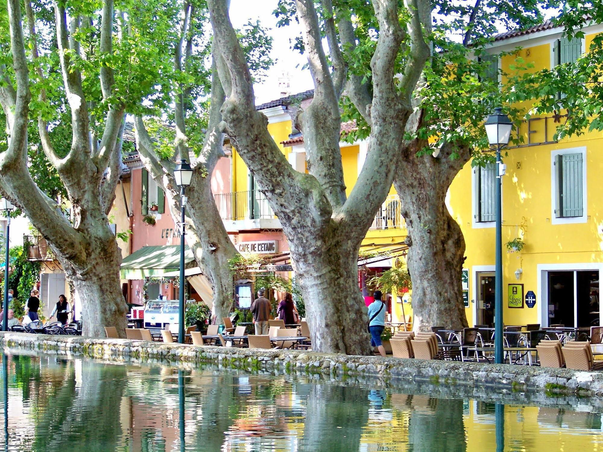 Logis Hotel De L'Etang Cucuron Exterior photo