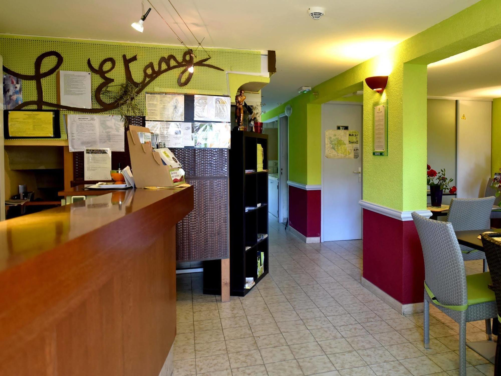 Logis Hotel De L'Etang Cucuron Exterior photo