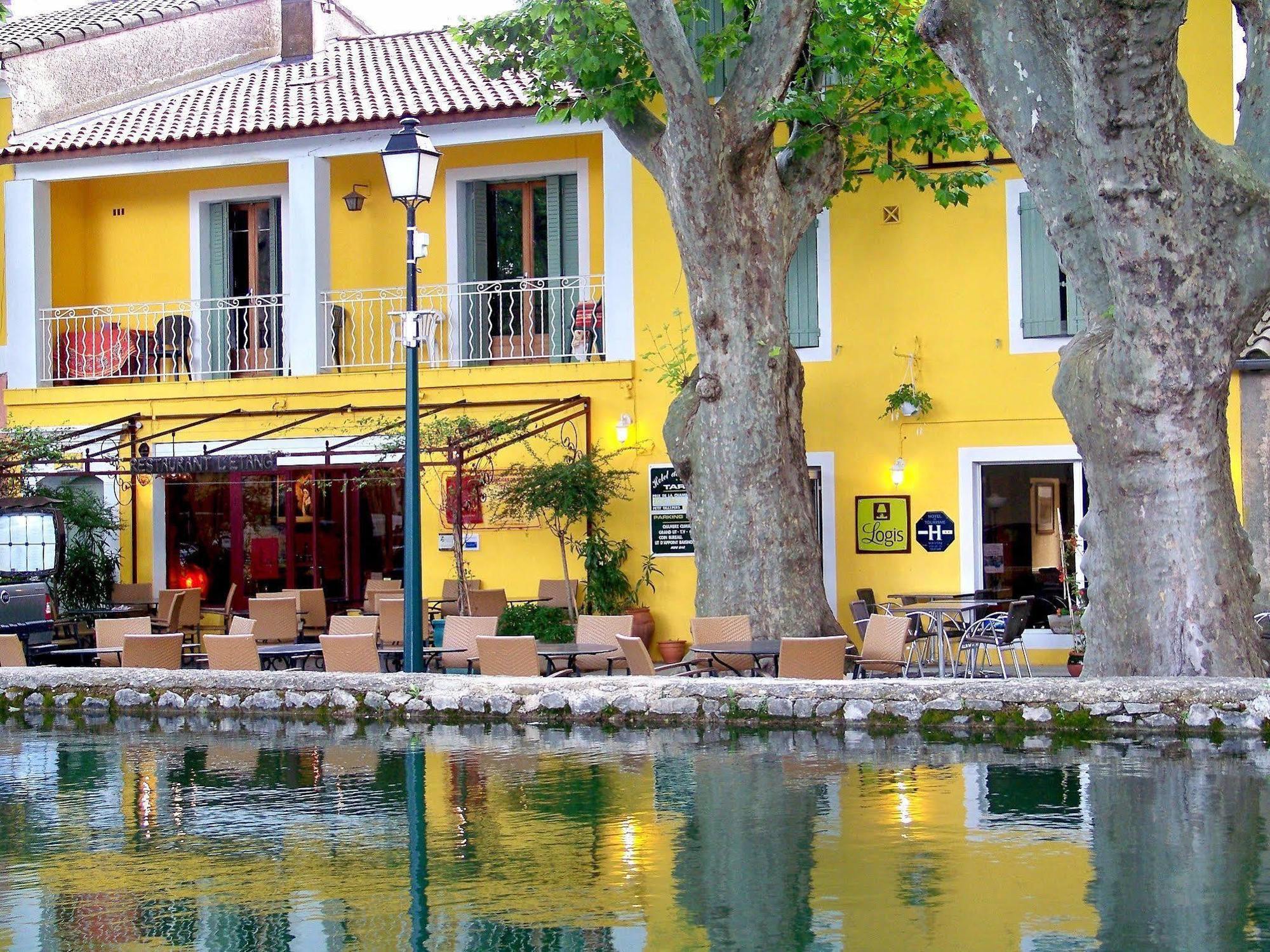 Logis Hotel De L'Etang Cucuron Exterior photo