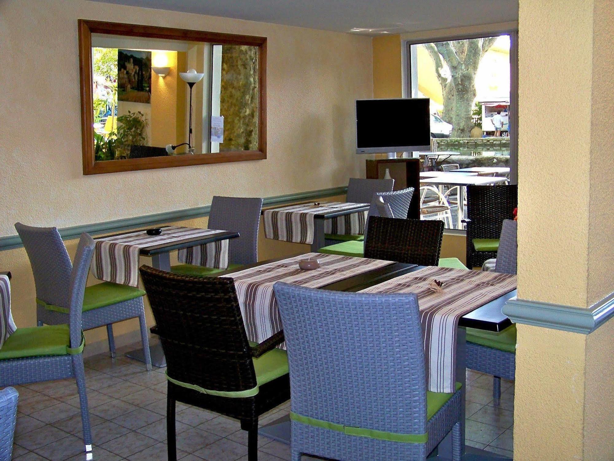 Logis Hotel De L'Etang Cucuron Exterior photo