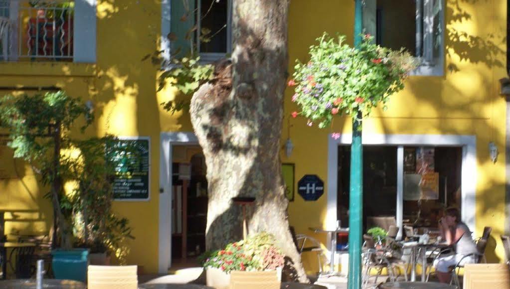 Logis Hotel De L'Etang Cucuron Exterior photo